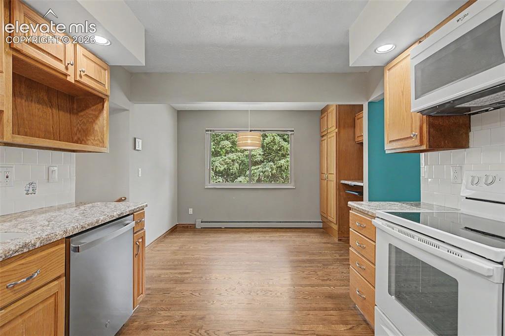 Image 14 of 29: Kitchen