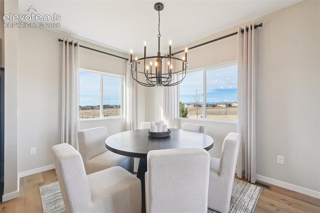 Image 11 of 50: Dining Area
