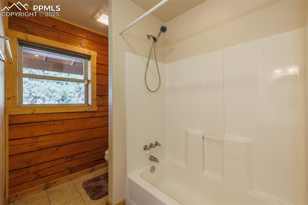 Image 20 of 26: Bathroom