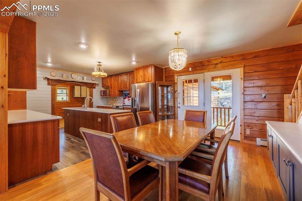 Image 7 of 26: Dining Area