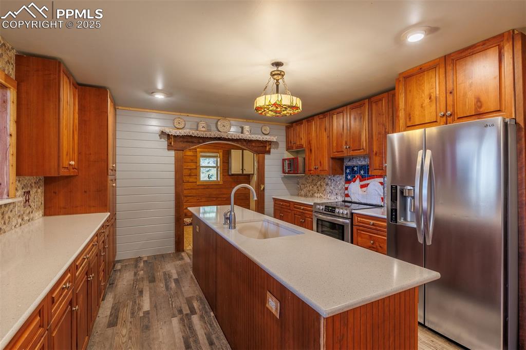 Image 9 of 26: White Quartz Counters