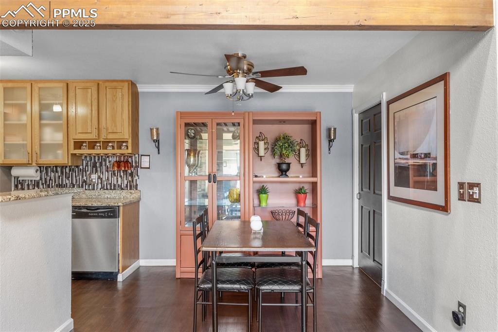 Image 10 of 20: Dining Area