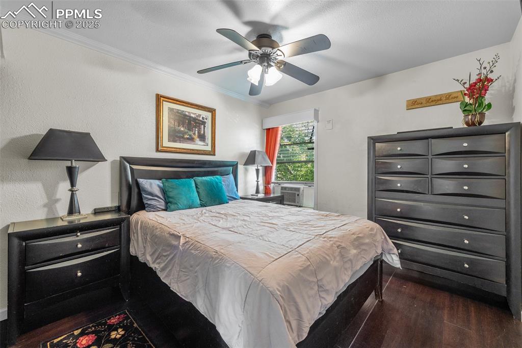 Image 11 of 20: Bedroom