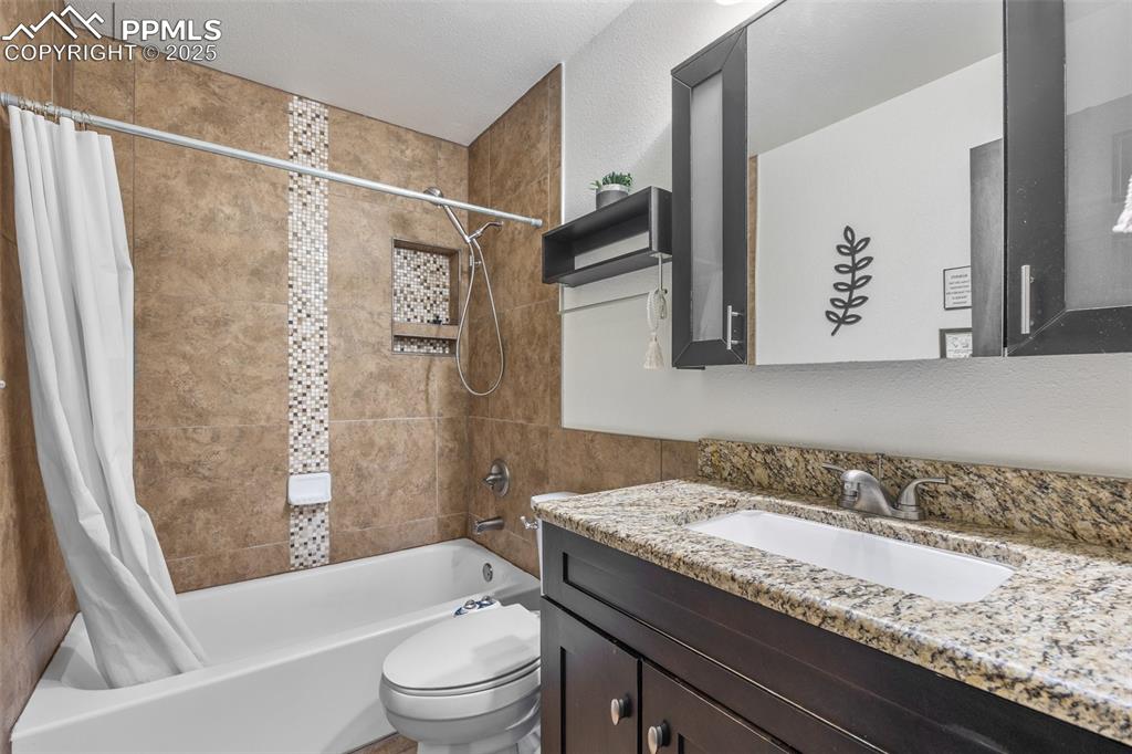 Image 12 of 20: Bathroom