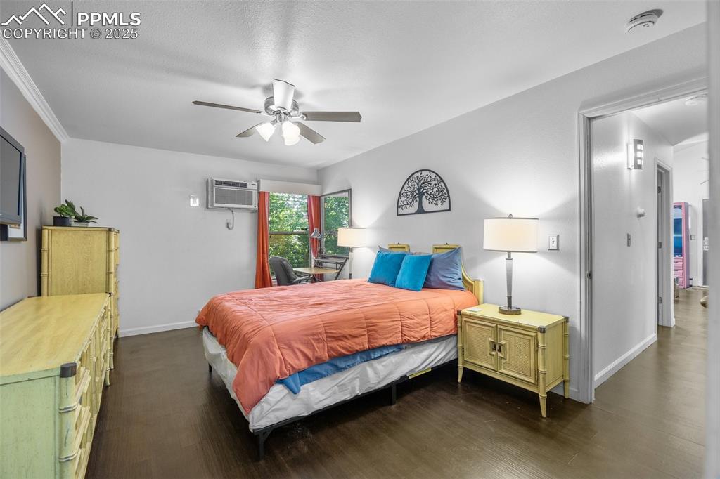 Image 14 of 20: Bedroom