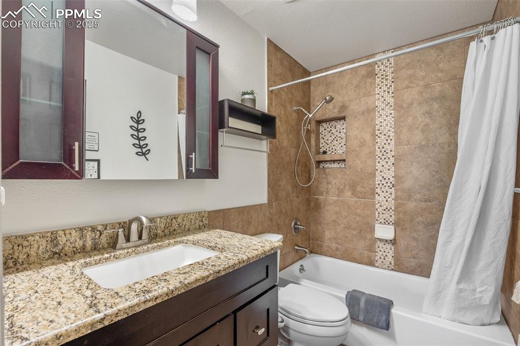 Image 16 of 20: Bathroom