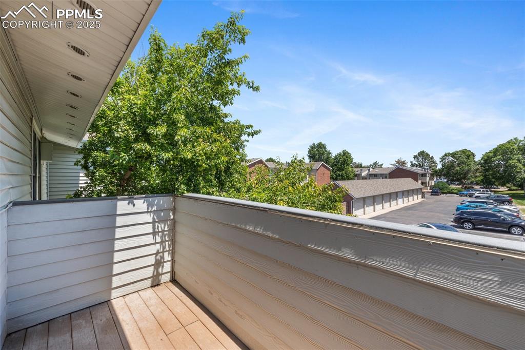 Image 18 of 20: Deck