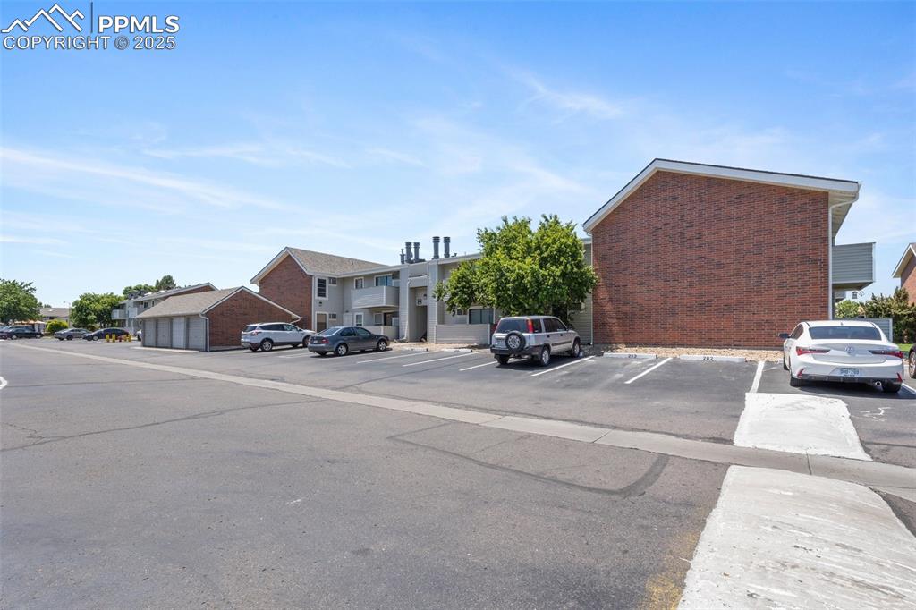 Image 19 of 20: Parking