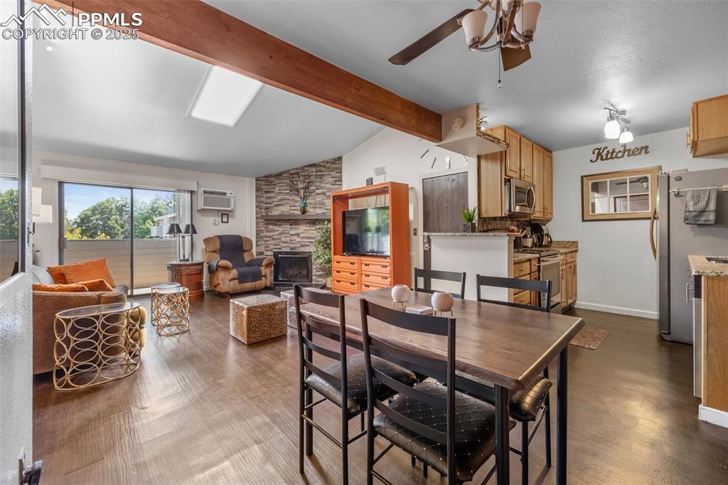 Image 3 of 20: Dining Area