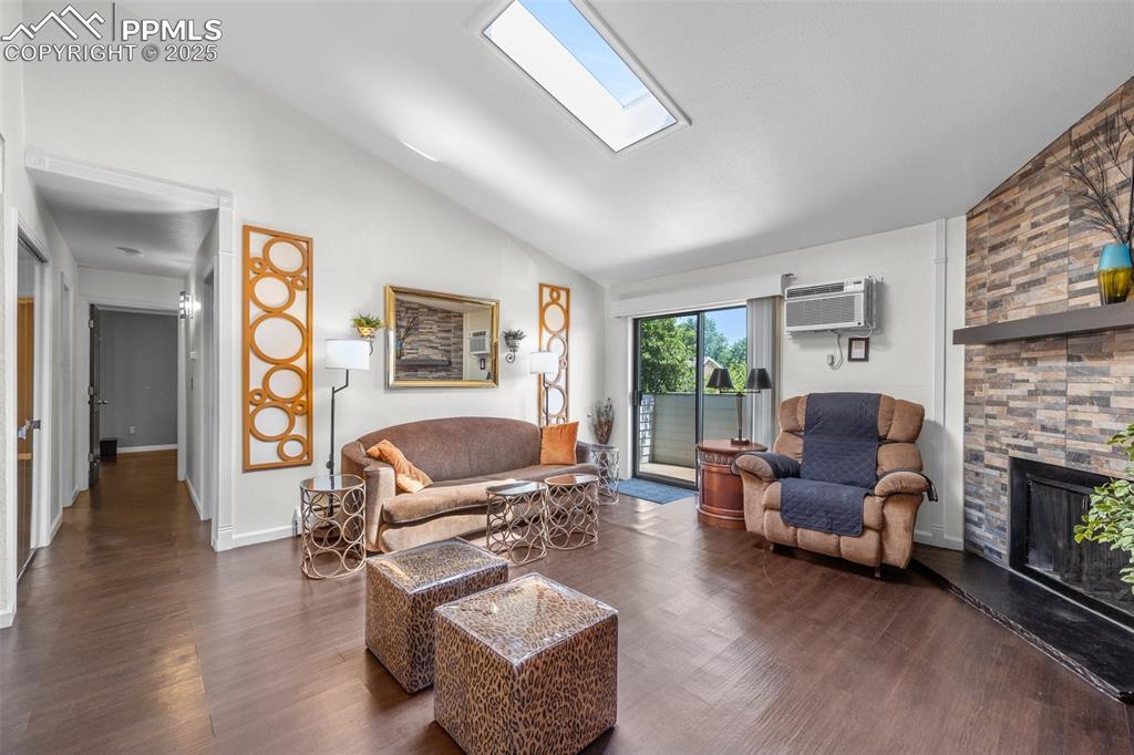 Image 4 of 20: Living Room