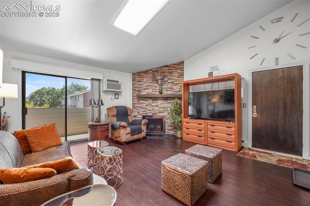 Image 5 of 20: Living Room