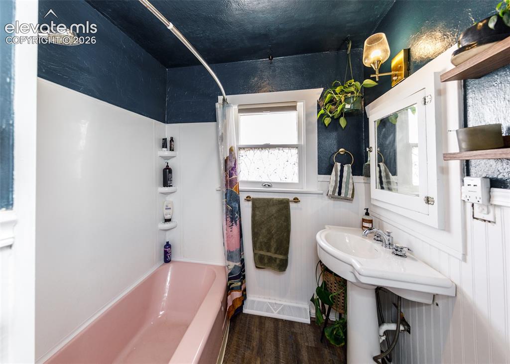 Image 19 of 42: Bathroom