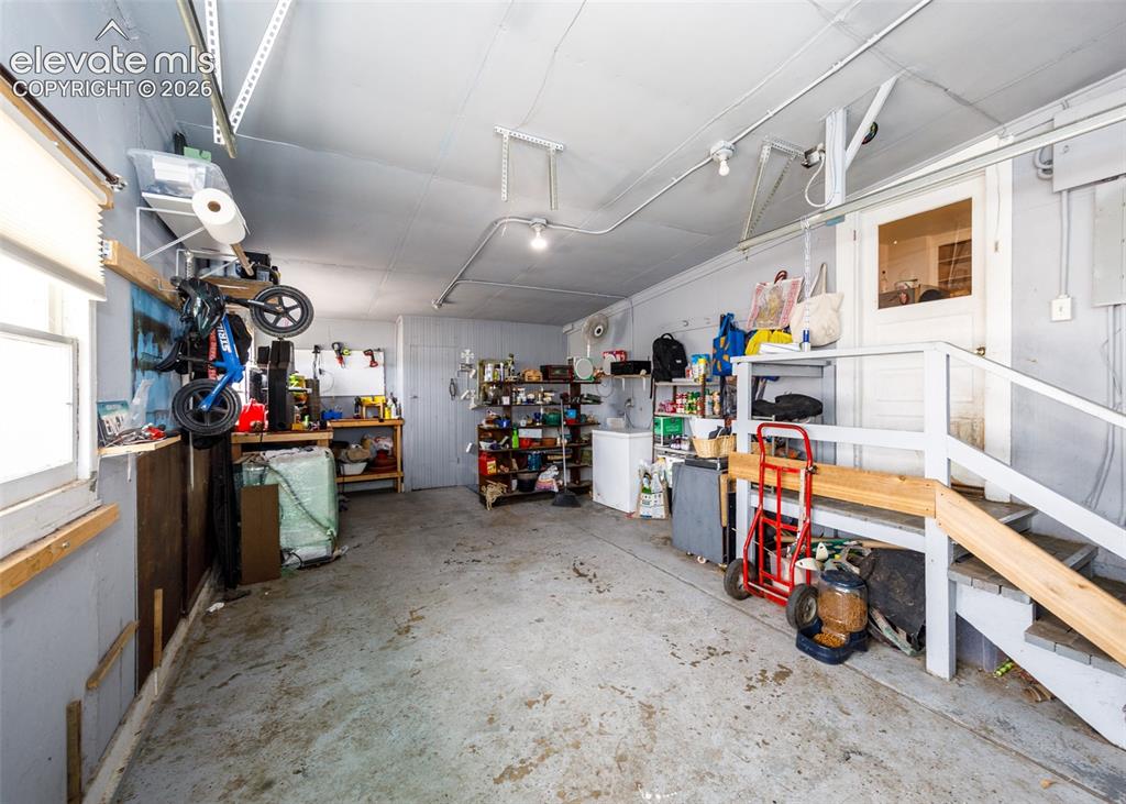 Image 34 of 42: Garage