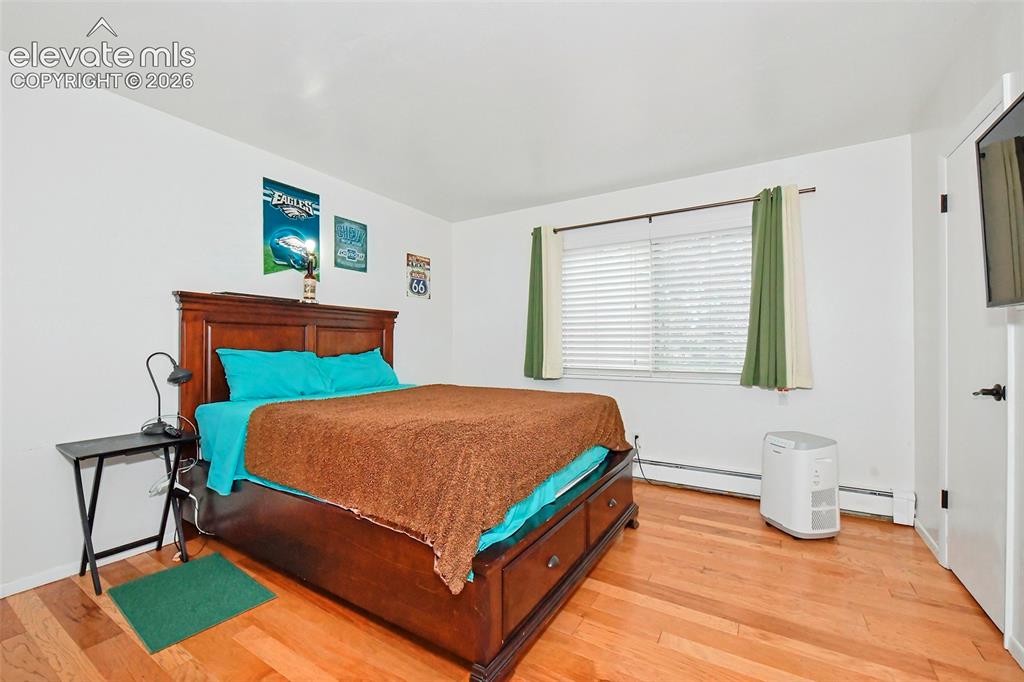 Image 14 of 22: Primary bedroom