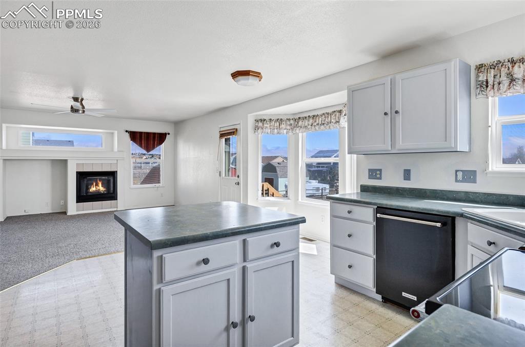 Image 11 of 50: Kitchen