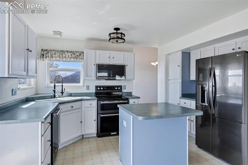 Image 12 of 50: Kitchen
