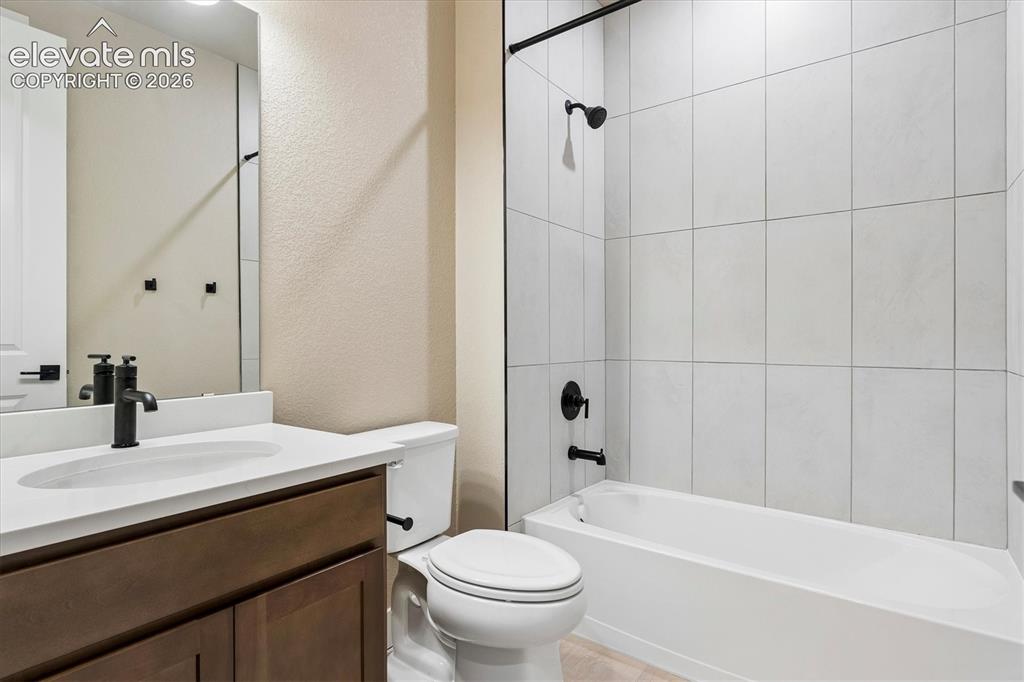 Image 18 of 24: Bathroom