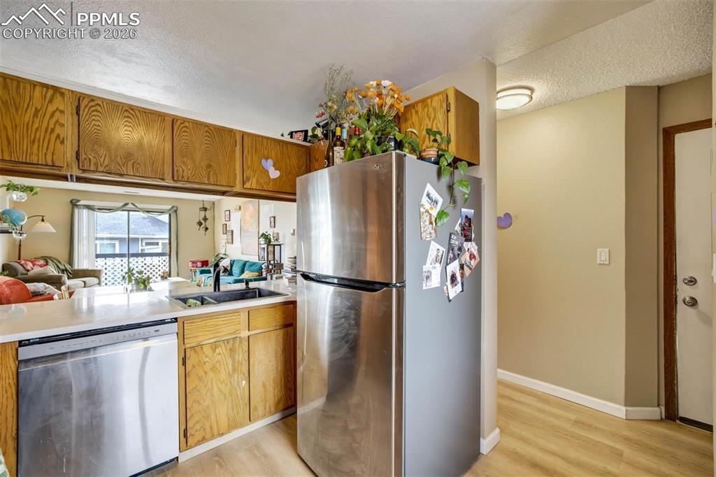 Image 10 of 18: Kitchen