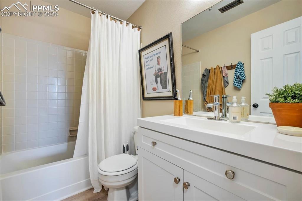 Image 14 of 18: Bathroom