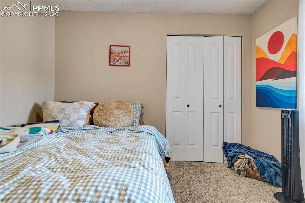 Image 16 of 18: Bedroom