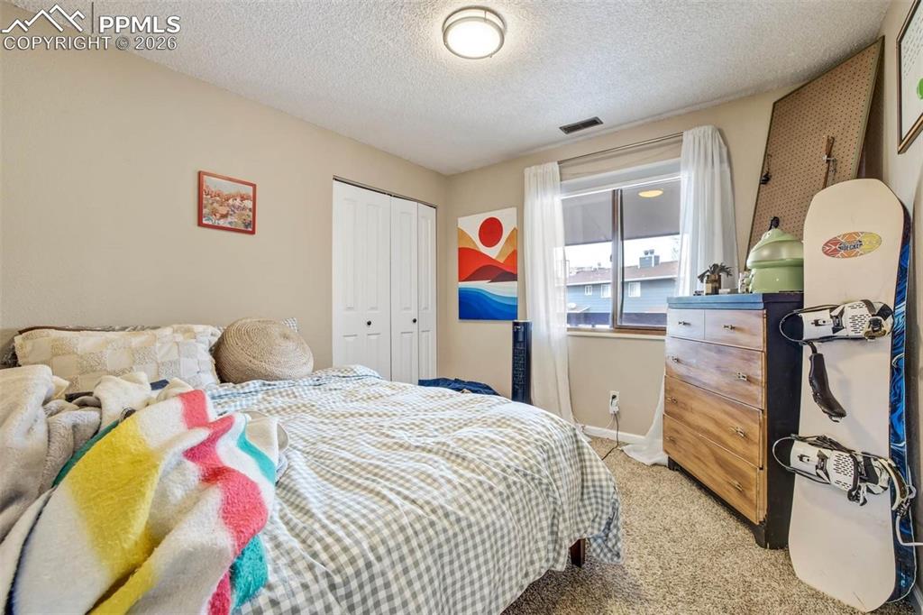 Image 17 of 18: Bedroom