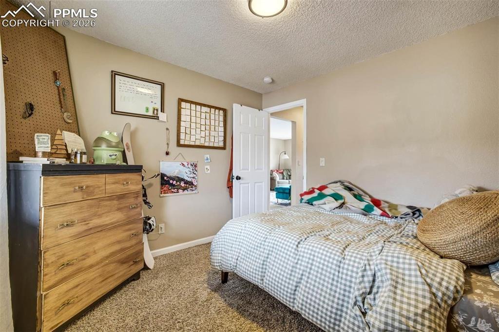 Image 18 of 18: Bedroom