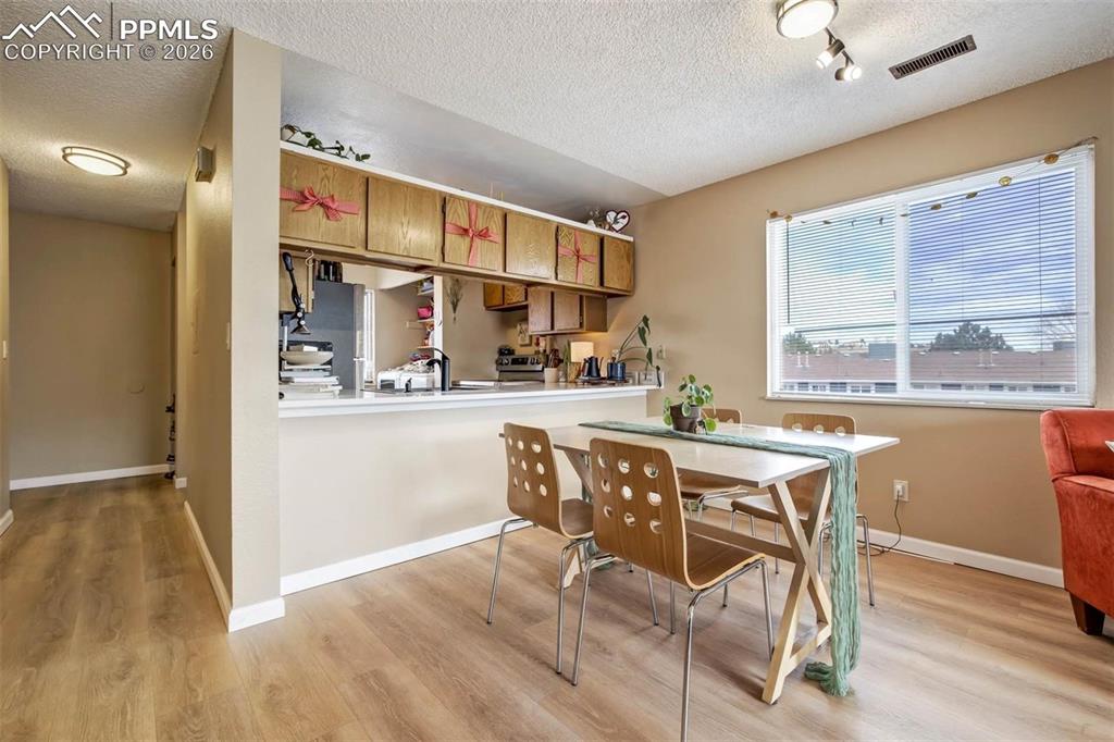 Image 7 of 18: Dining Area