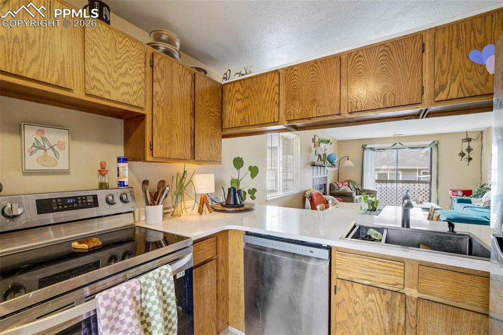 Image 9 of 18: Kitchen