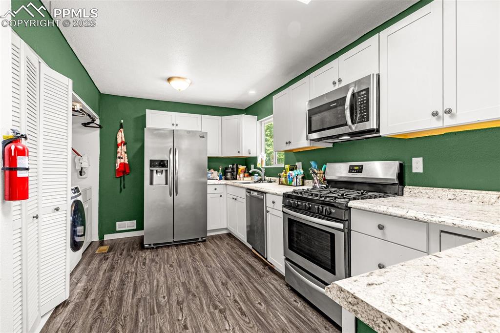 Image 14 of 28: Kitchen