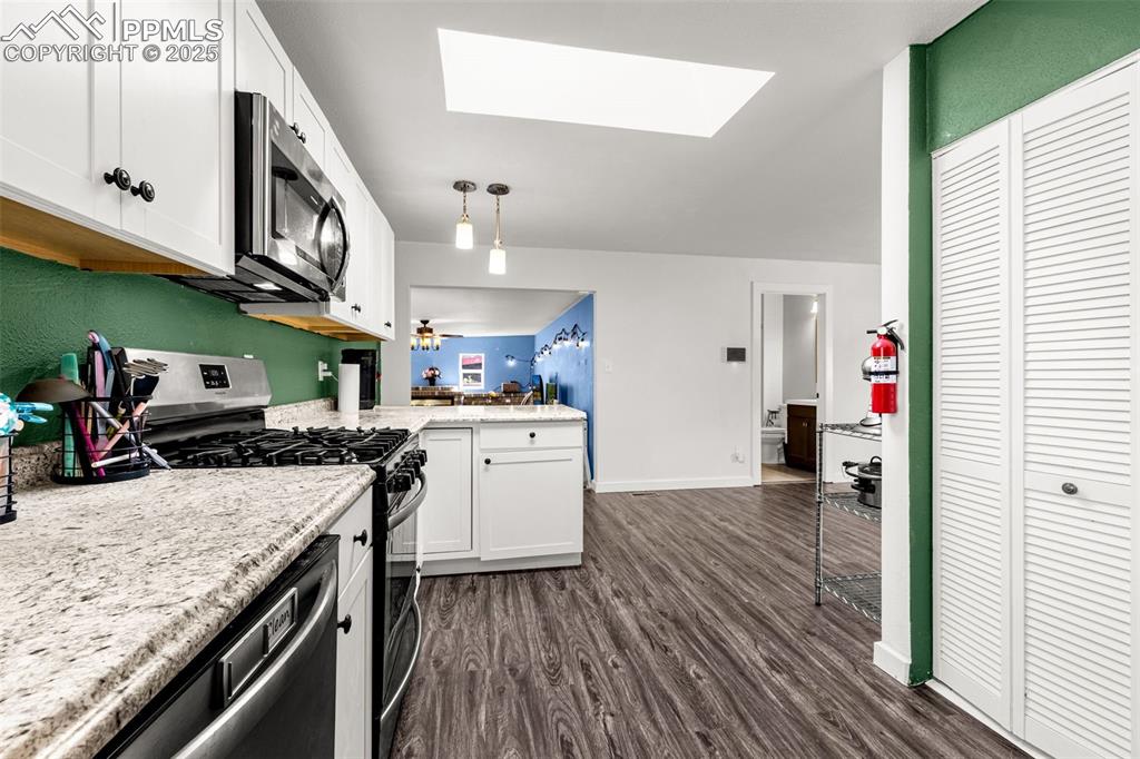 Image 15 of 28: Kitchen