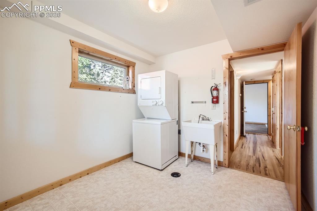 Image 16 of 21: Laundry