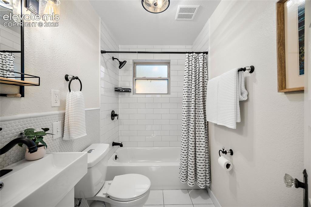Image 10 of 30: Bathroom
