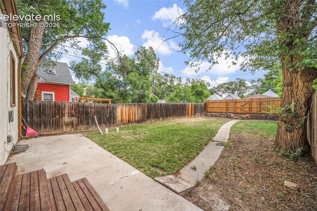 Image 16 of 30: Yard