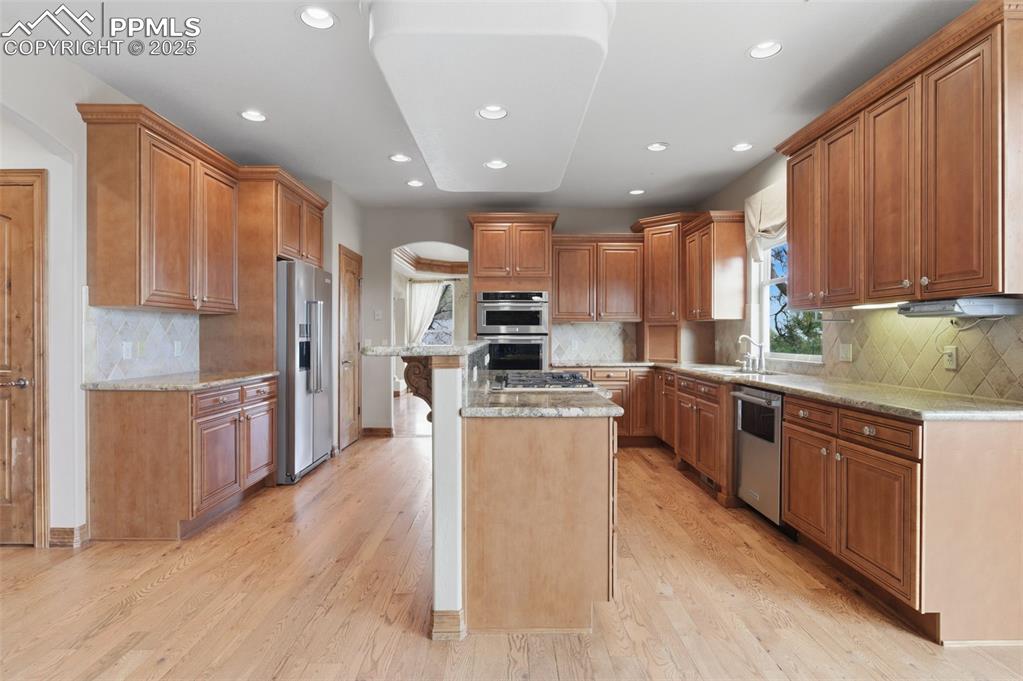 Image 19 of 50: Kitchen