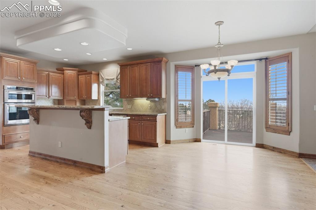 Image 22 of 50: Nook with walkout 