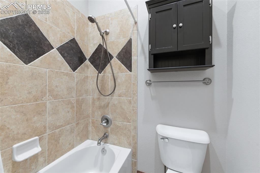 Image 34 of 50: Bathroom