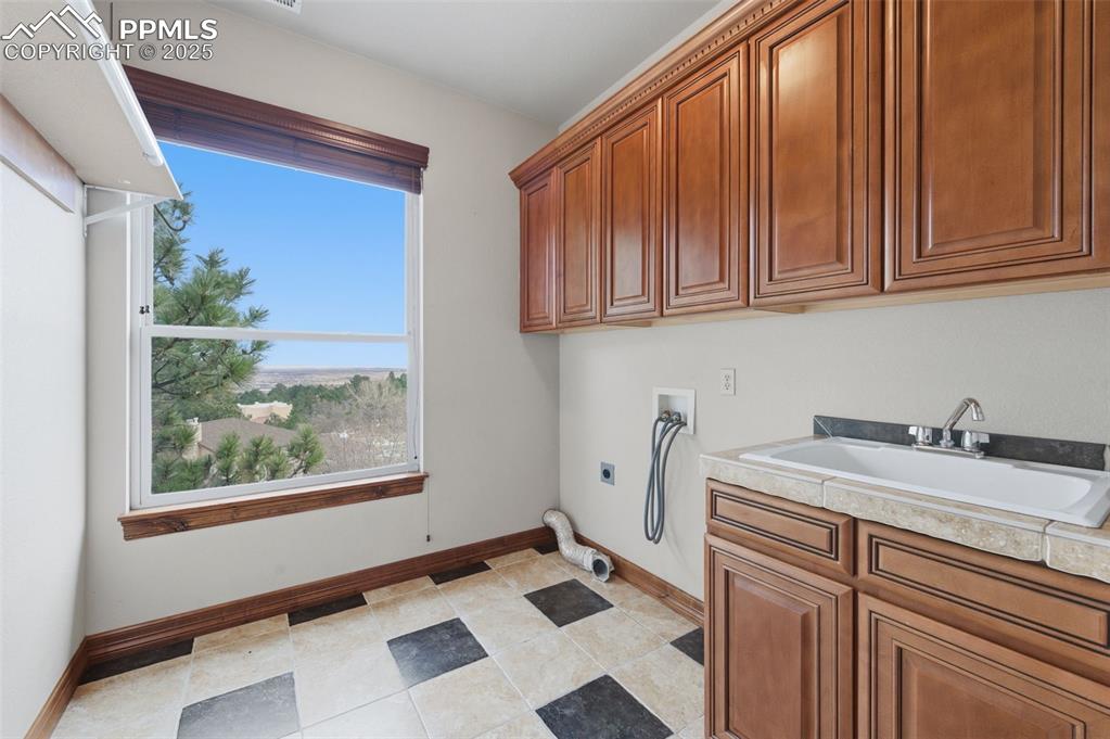 Image 35 of 50: Upper level laundry