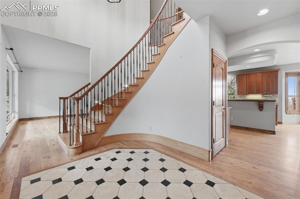 Image 7 of 50: Foyer