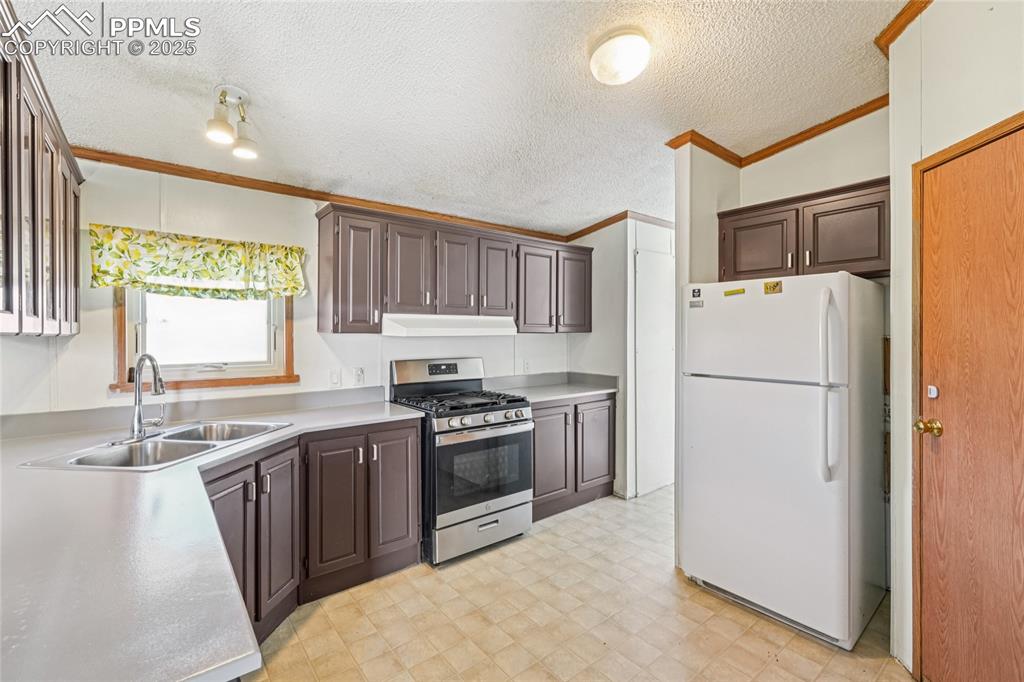 Image 14 of 39: Kitchen