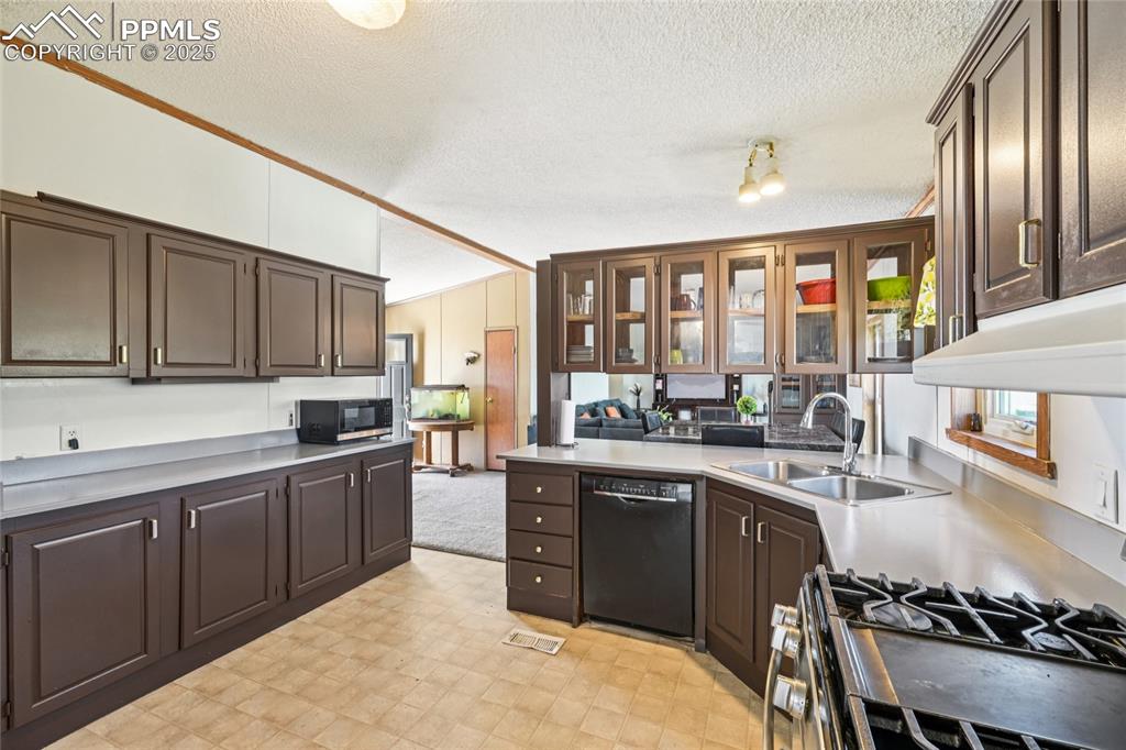 Image 15 of 39: Kitchen