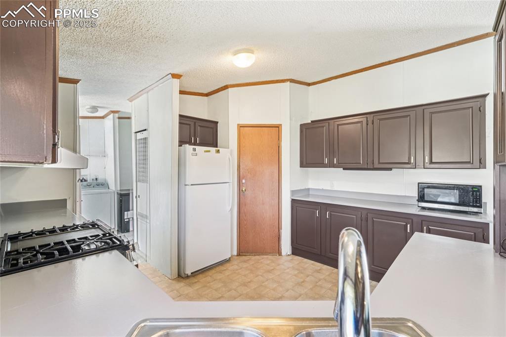 Image 16 of 39: Kitchen