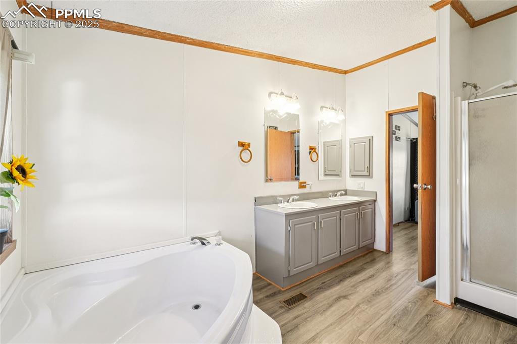 Image 34 of 39: Bathroom