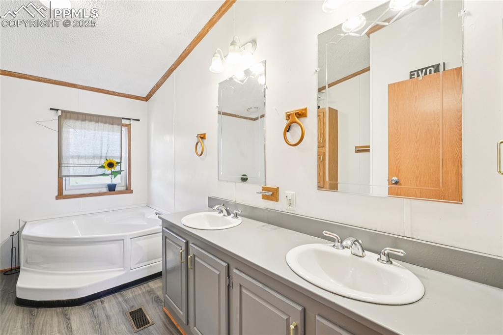 Image 35 of 39: Bathroom