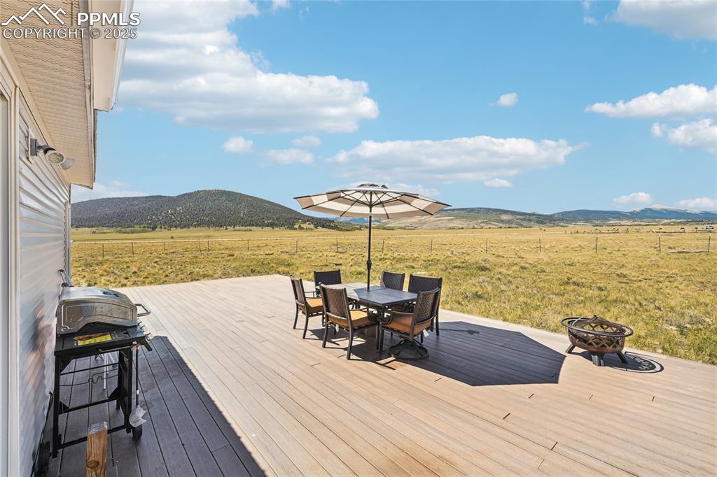 Image 36 of 39: Deck