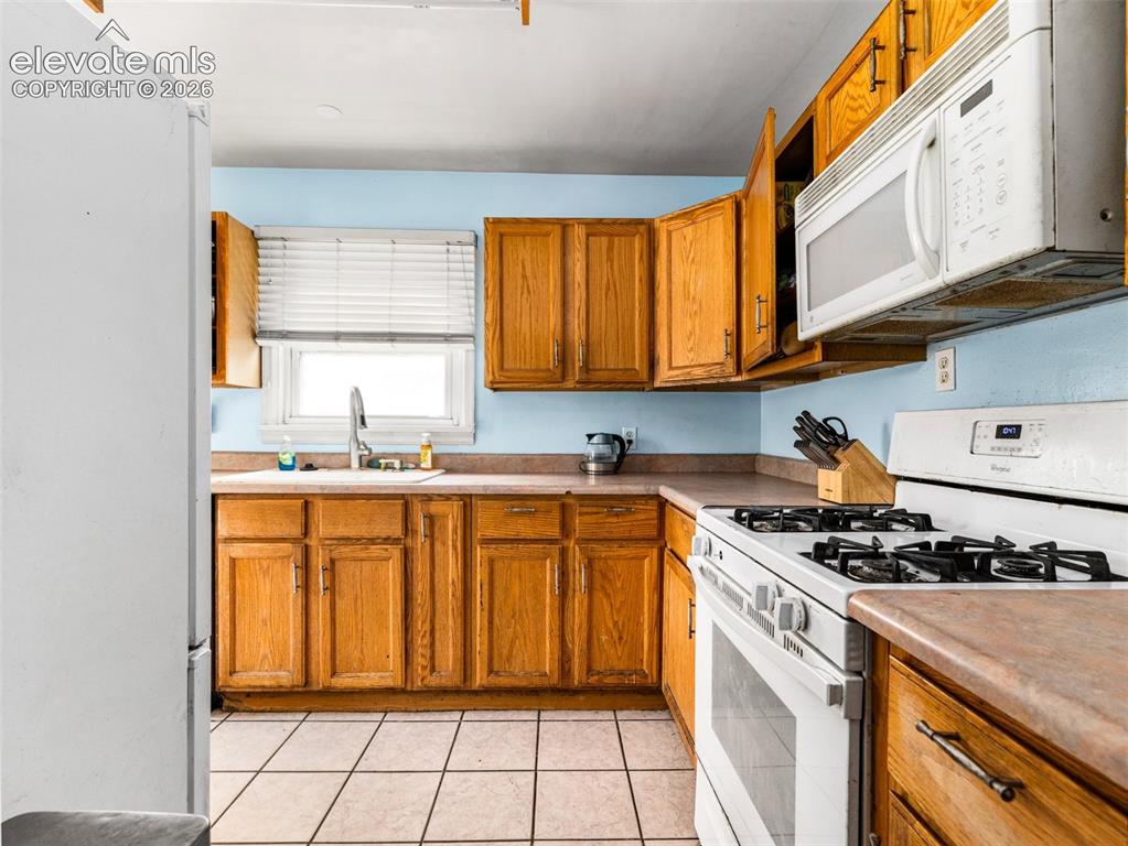 Image 10 of 24: Kitchen