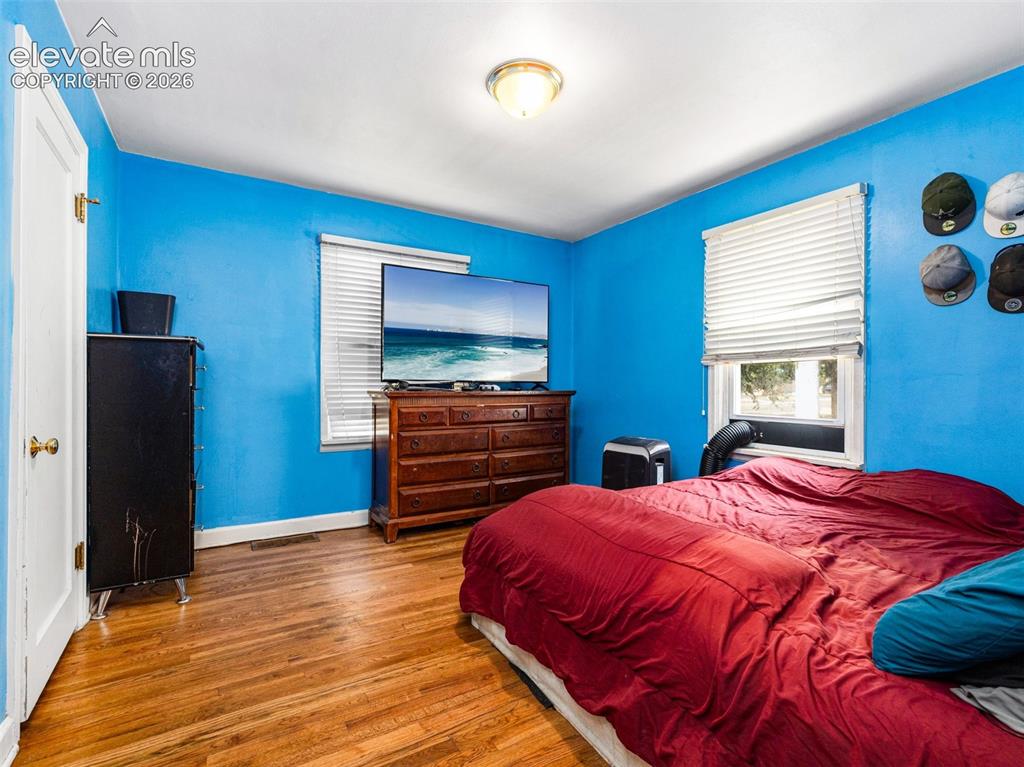 Image 14 of 24: Bedroom