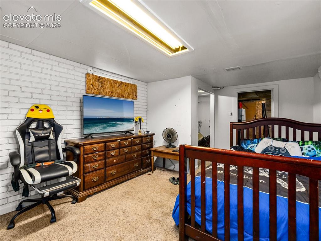 Image 17 of 24: Bedroom