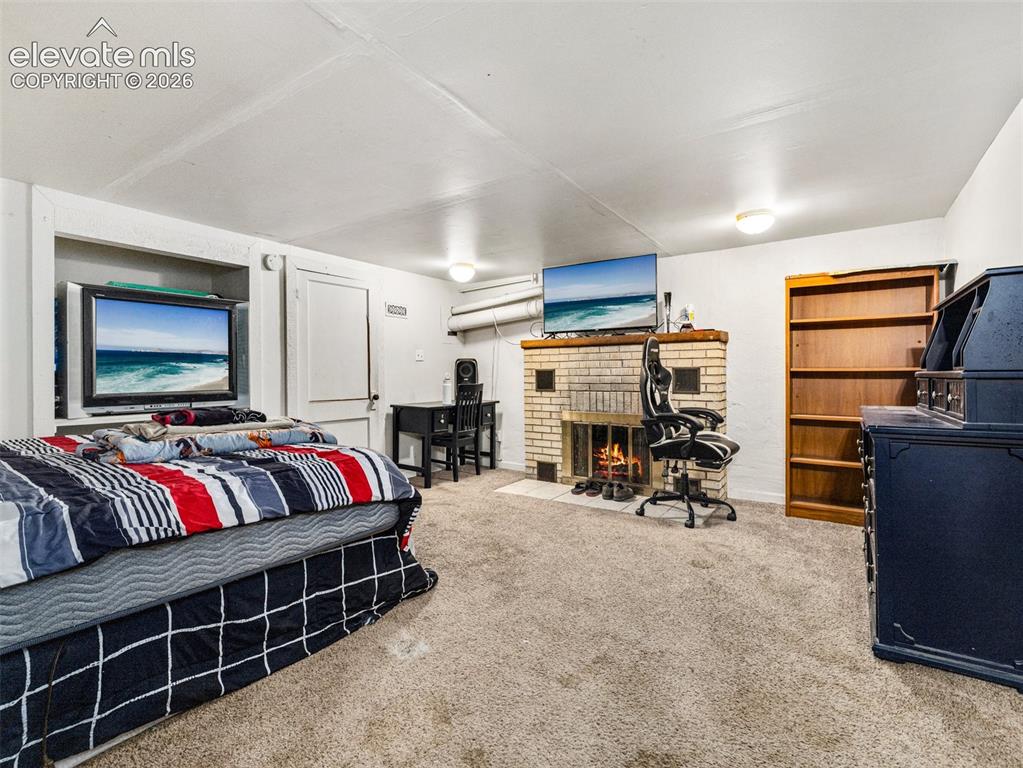 Image 18 of 24: Bedroom