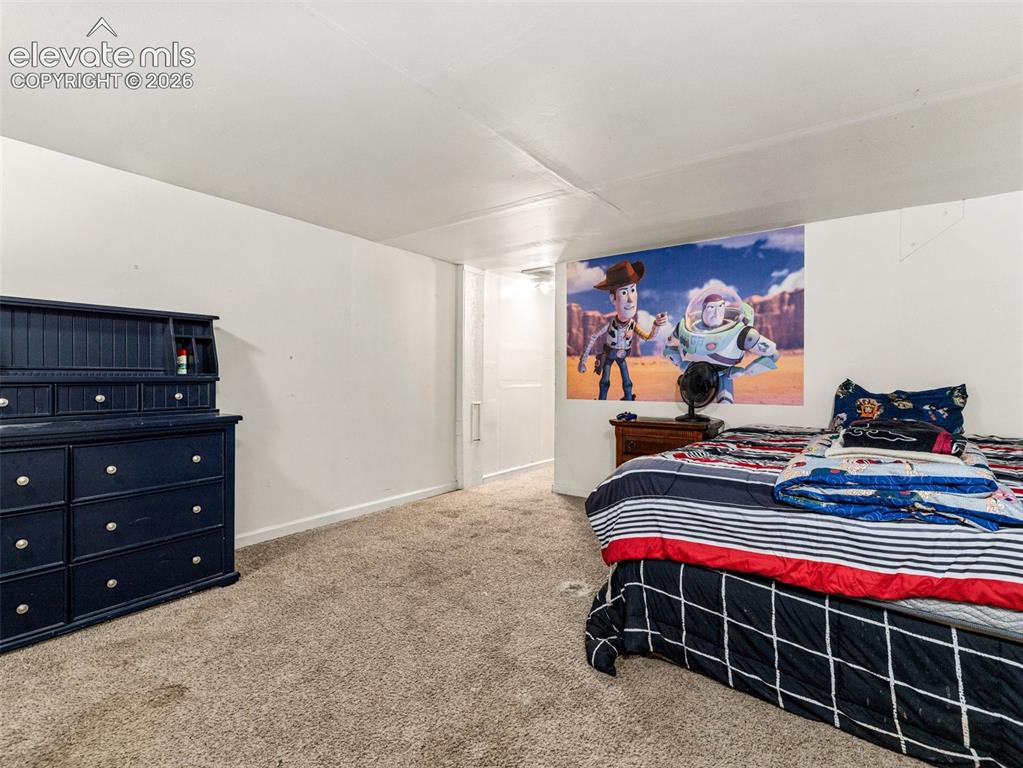Image 19 of 24: Bedroom