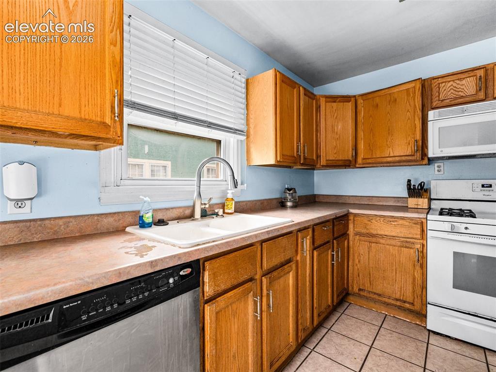 Image 8 of 24: Kitchen
